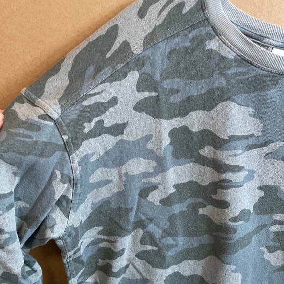 Universal Threads Camo Sweatshirt. Size: Large - Picture 5 of 7